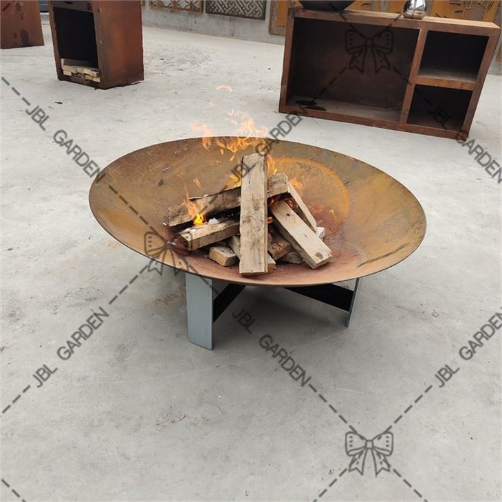 Rusty fireplace tais