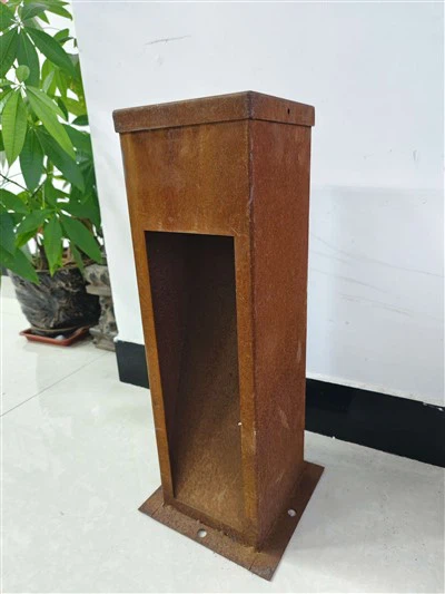 LED lub teeb Bollard ua los ntawm huab cua-resistant steel khoom nrog super-kaj men illination ruaj khov thiab ruaj